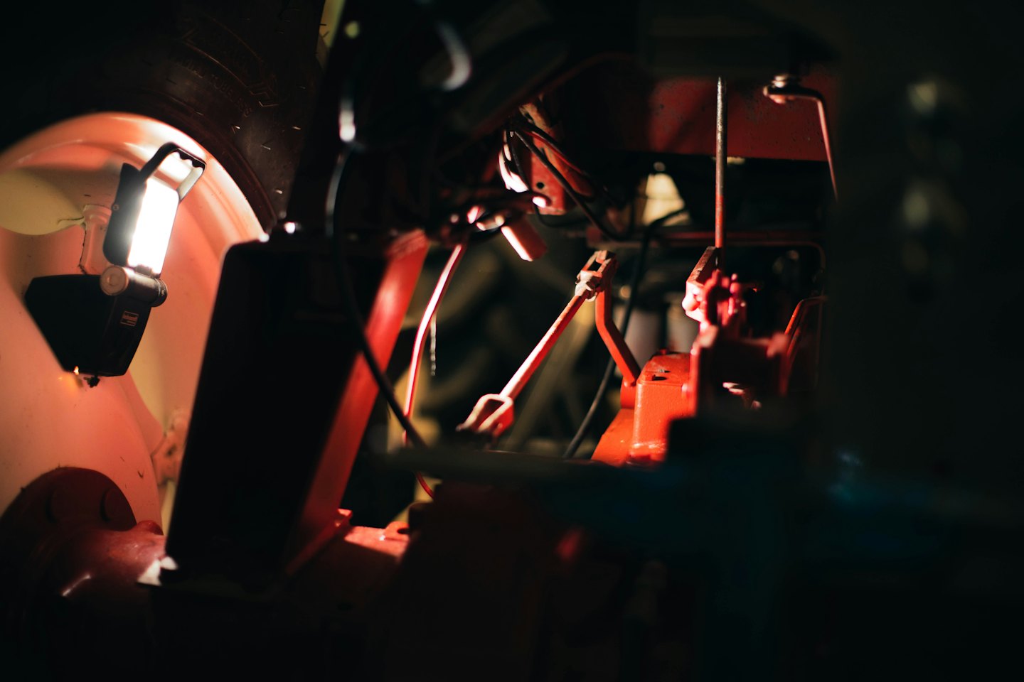 Fein detaillierte rote mechanische Teile im Inneren eines schweren Traktormotors.