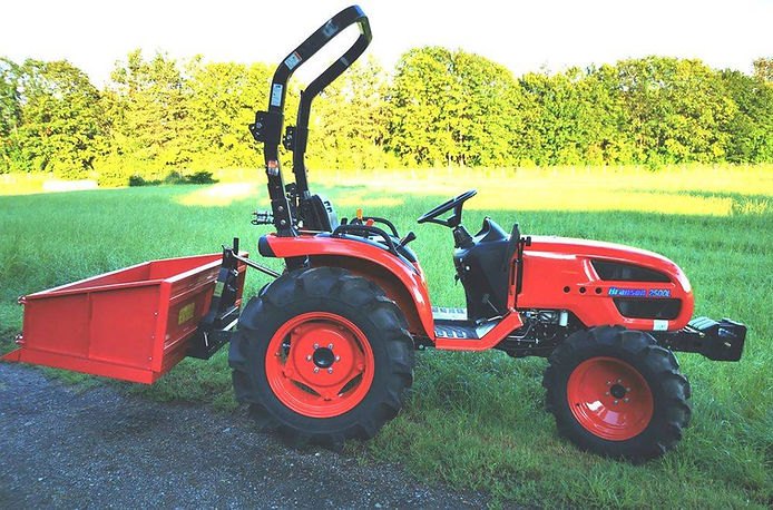TYM 2500L mit Heckmulde