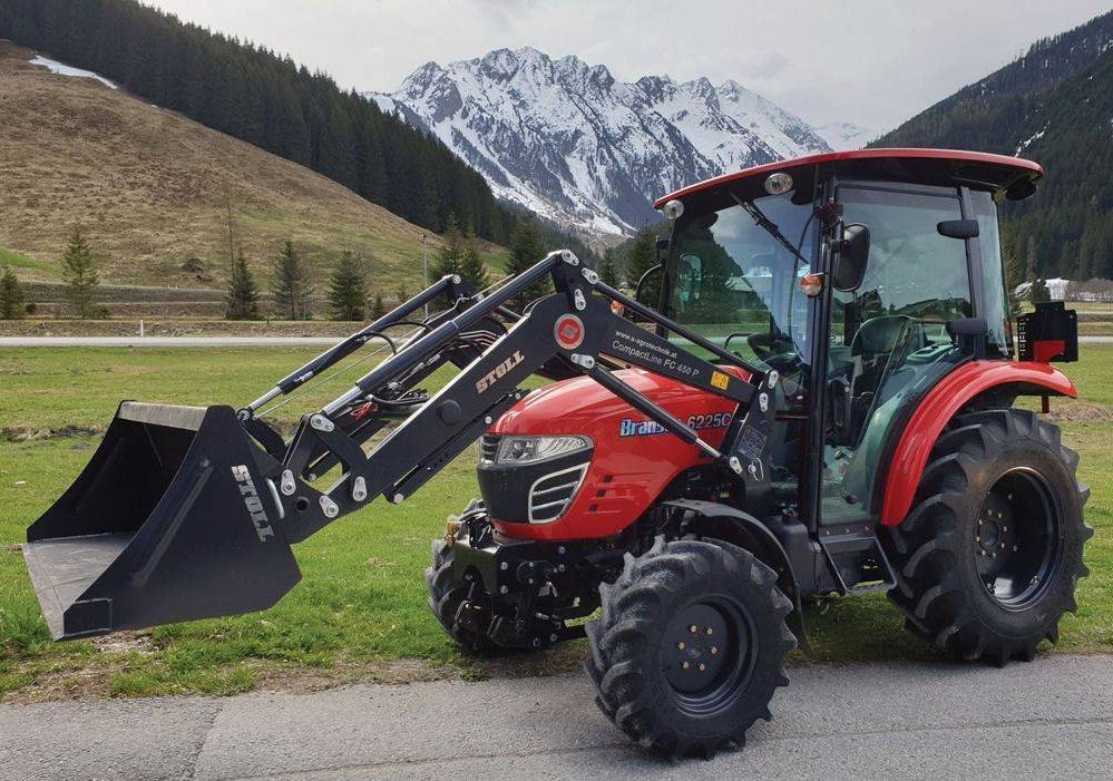 TYM Traktor mit Kabine und Frontlader vor Bergkulisse